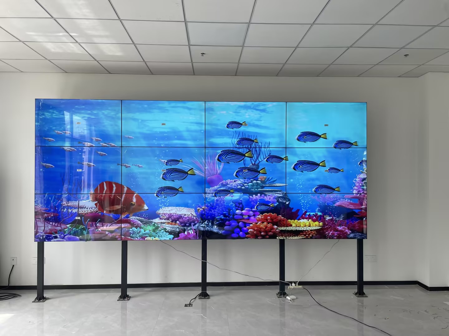 55寸3*4拼接屏落地支架安裝完成！